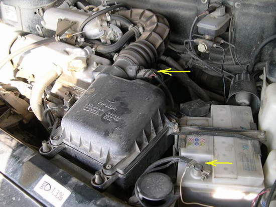 На фото указана минусовая клемма аккумуляторной батареи и насос с ДМРВ, которые необходимо демонтировать.