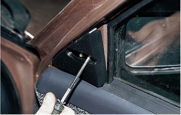 Из салона автомобиля можно выкрутить крепление бокового зеркала заднего вида.