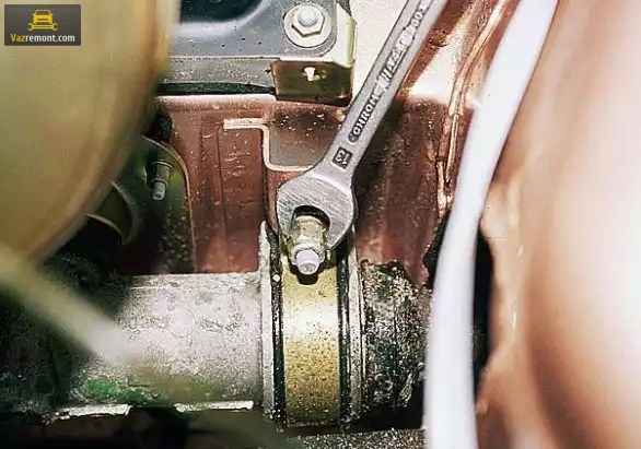 В моторном отсеке тем же ключом «на 13» откручиваем гайки крепления рулевого механизма