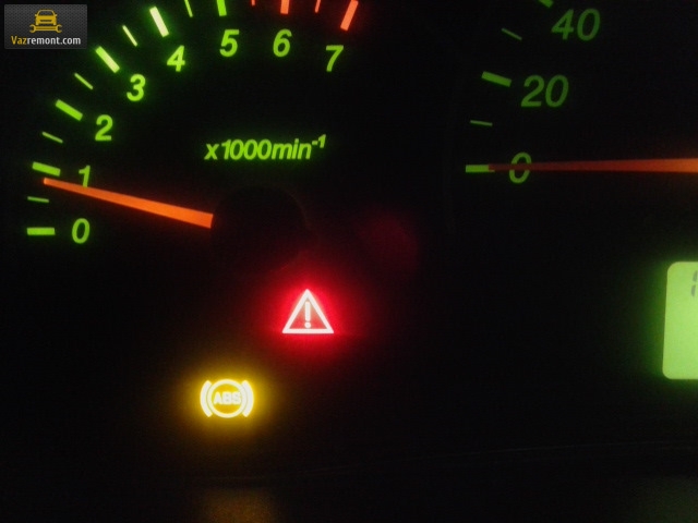 Если загорелся красный треугольник во время работы двигателя, то вам следует провести диагностику распределителя тормозных сил