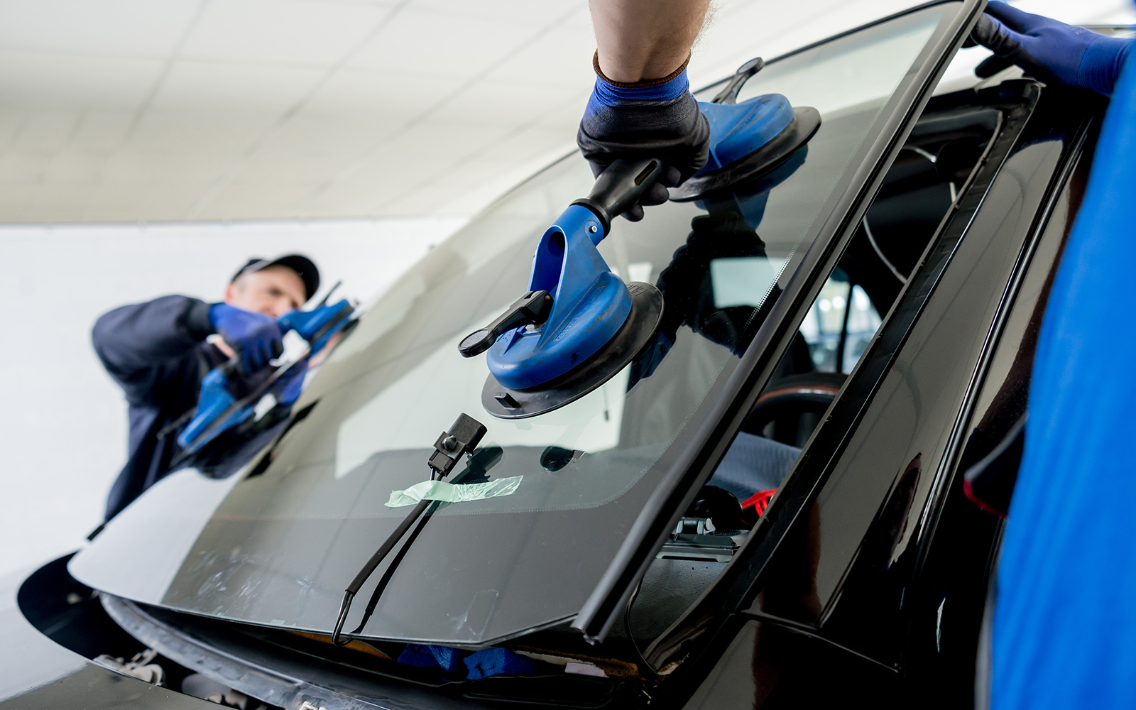Адекватная подготовка к замене лобового стекла в автомобиле