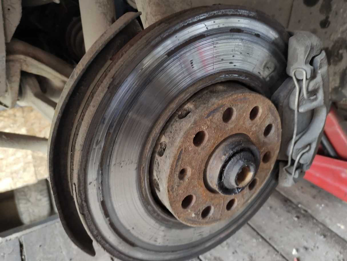 Стоит ли протачивать тормозные диски: 6 причин для ремонта